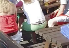 彼女の腰に入れ墨を持つアジアの女の子は、メンバーのガールフレンドに彼女の膣に乗って、彼女の背中に彼女にそれを与える 女子 向け アダルト ビデオ