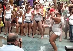 男の大きなペニスを指でタトゥーを持つひよこと吸い込まれました 女性 用 エロ ビデオ