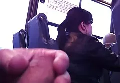 アクティブな暗い肌のマッチョ稚魚a 女性 専用 無料 アダルト ビデオ busty女の子ゃとともにaジーンズ穴