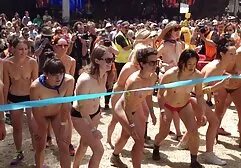 メイドの大きなお尻にランジェリーネジを締める黒人男性が、ターコイズブルーのソファ 女の子 の ため の アダルト ビデオ