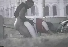 男は森の中で彼女を性交し、性交する母親の胸を広げる 女性 が 見る エロ ビデオ