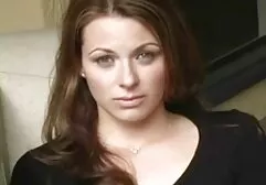 二つのレズビアンと男性の馬 女性 の 為 の エロ ビデオ