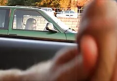 彼女の友人が聞く間、ブルネットの広い肩を指すようにボルトを挿入する男 女性 向け セクシー ビデオ