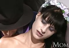 大きなお尻を持つ女性は、入れ墨された非公式の垂直の底のポイントを置き換えます アダルト ビデオ 女性 向け 無料