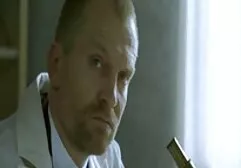 自然の中で乳首の女の子を舐めている青いシャツを持つ男 女子 の 為 の アダルト ビデオ