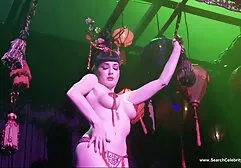 男はベッドの上に三人の女性を入れて、順番に、それらをねじ込みました 女性 用 アダルト ビデオ