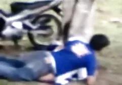 カメラマンは、モデルのカバーをなめ、フォトスタジオの第二の穴に回転させます 女性 向け エッチ ビデオ