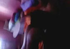 椅子に座ってセックスマシンの仕事を楽しむピアスクリトリスを持つDavalka 女性 向け の ビデオ