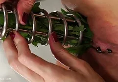 上のテーブルの黒いディルドに彼女のお尻を広げる広い腰を持つ一人でいる若い女性 女性 が 見る エロ ビデオ