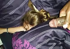 クライアントは、蓋のマッサージャーに陰茎を入れました-テーブルの上に狭い目を置きます アダルト ビデオ 女性 専用