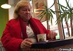 鋳造では、両方のスタッドが肛門に赤ん坊を教える 女性 が 見る アダルト ビデオ