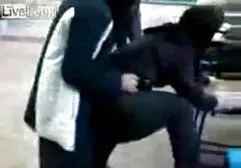 お尻に入れ墨を持つ学生は鈍いナイフで彼女の唇を広げる 女性 用 アダルト ビデオ 無料