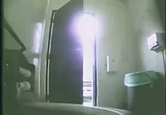 バスルームで短い髪のエロ洗濯を持つ若い女の子 女子 向け アダルト ビデオ