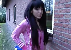 マッサージ師は熟女から彼女の赤いズボンを脱ぎ、彼女の弾性尻に油をこする 女性 向け 無料 エロ ビデオ