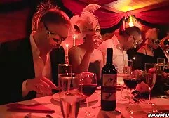 若い女の子とピンクのTシャツ弄とhahalaでan肘掛け椅子 アダルト ビデオ 女性 向き