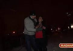 赤い服の女性は、カメラの前で脂肪を搾乳することを示しています 女性 専用 無料 アダルト ビデオ