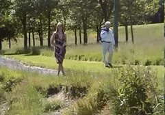 海で写真家の前でポーズをとる巨乳モデル 女性 が 見る アダルト ビデオ