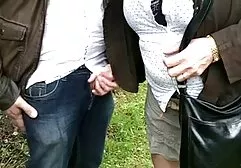 妻はヒョウブラウスで茶色の目を持っており、素敵なおっぱいで彼女の夫にフェラチオを緩和します 女性 むけ アダルト ビデオ