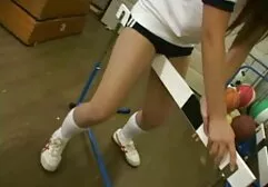 上司は広い肩を持つ秘書と短いドレスを脱いで、テーブルの上のスペースにそれを引き裂いた エロ ビデオ 女性 向け