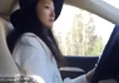 黒人はリビングルームの真ん中で長い髪のメイドを性交する 女性 用 アダルト ビデオ