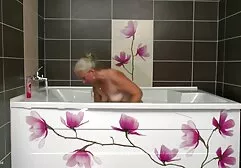 赤毛の売春婦は仕事から家に帰ってきて、バスルームの床の床の隙間にディルドを押し込んだ アダルト ビデオ 女性 向け 無料